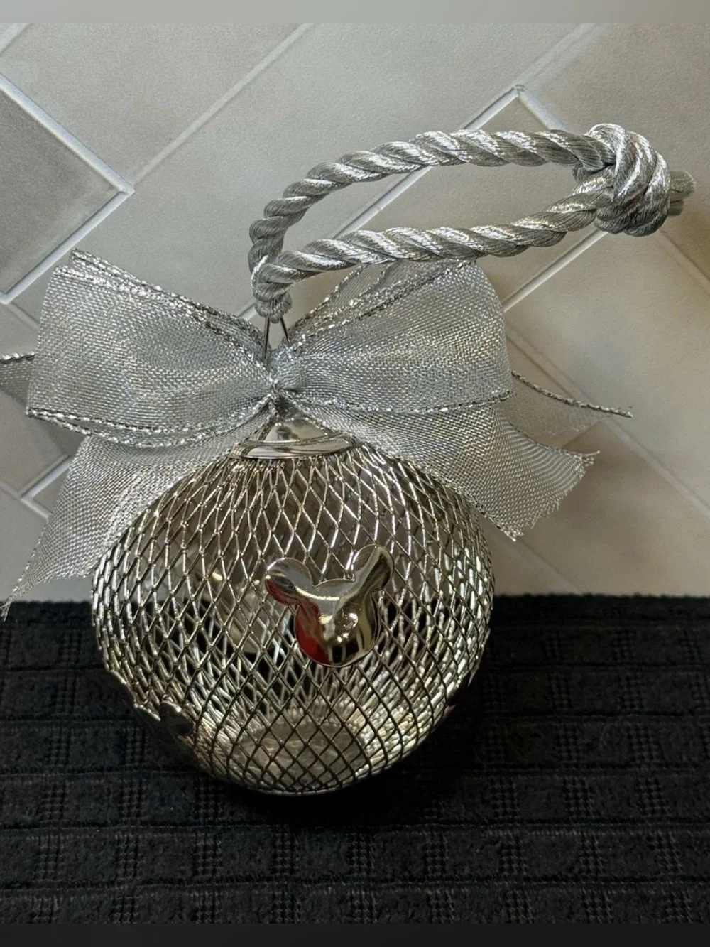 DISNEY PARKS CHRISTMAS STORE SILVER METAL MESH MICKEY MOUSE EARS BALL ORNAMENT